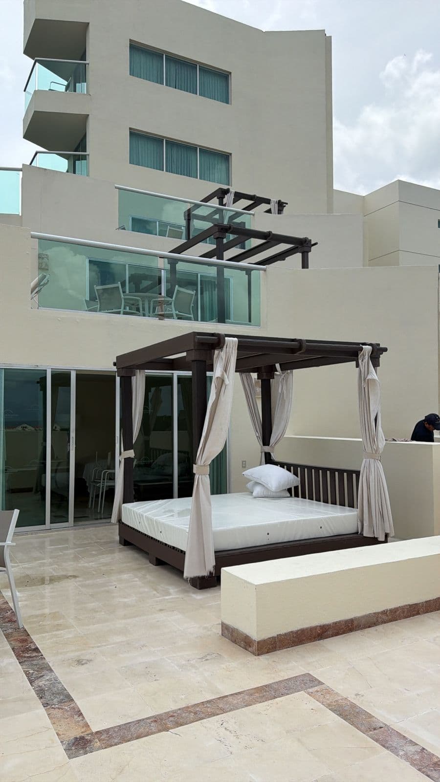 Cama balinesa en terraza de hotel