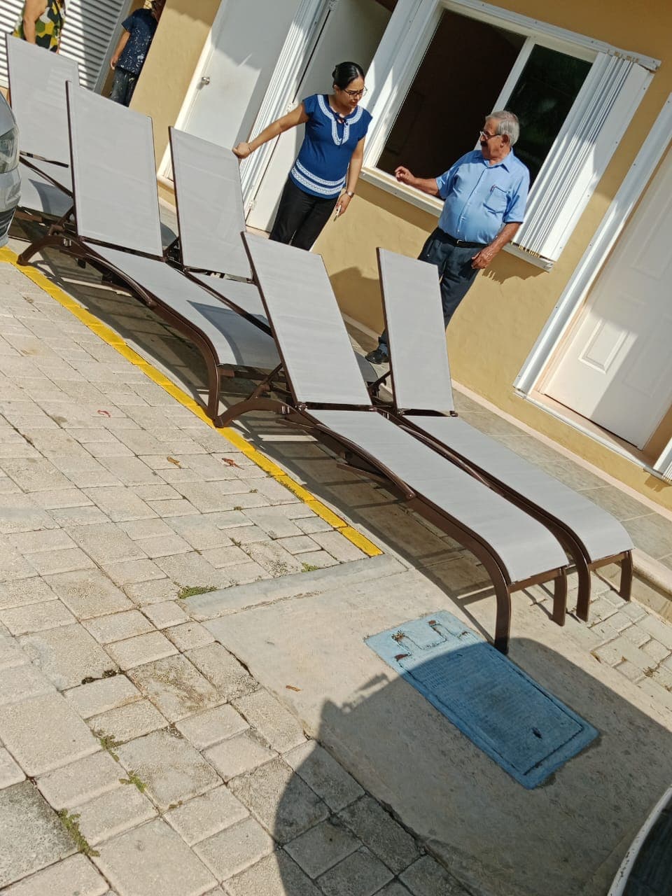 Camastros en instalación exterior