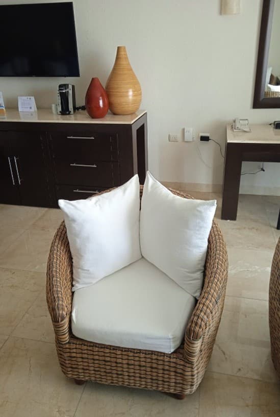 Sillón de mimbre con cojines