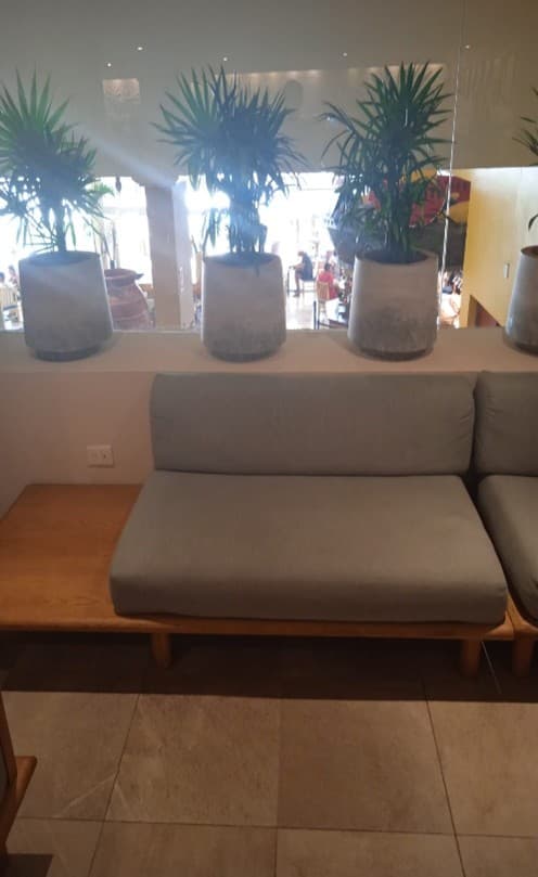 Sala con sofá decorativo
